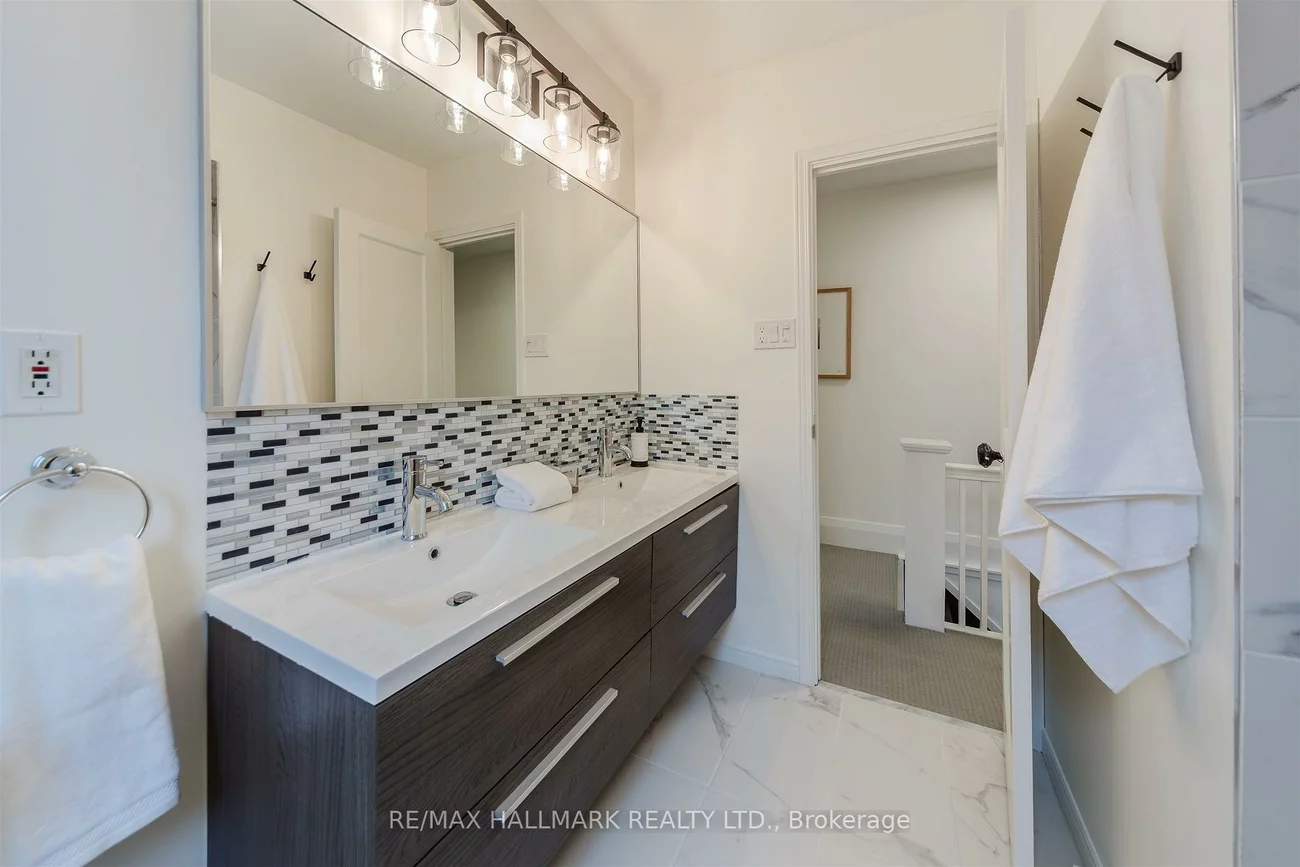 97, Queensdale, Danforth Village-East York, Toronto