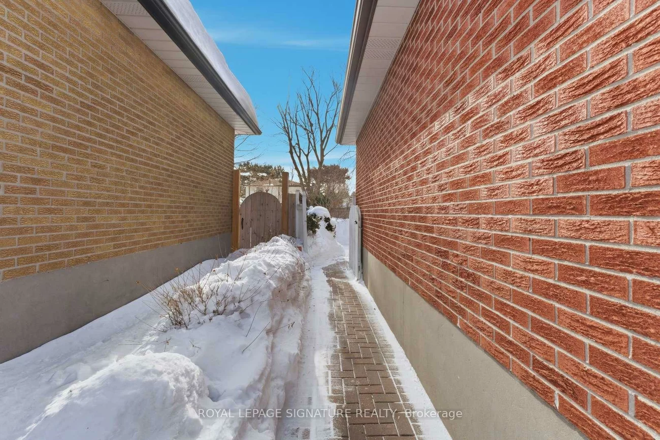 153, Lynnbrook, Woburn, Toronto