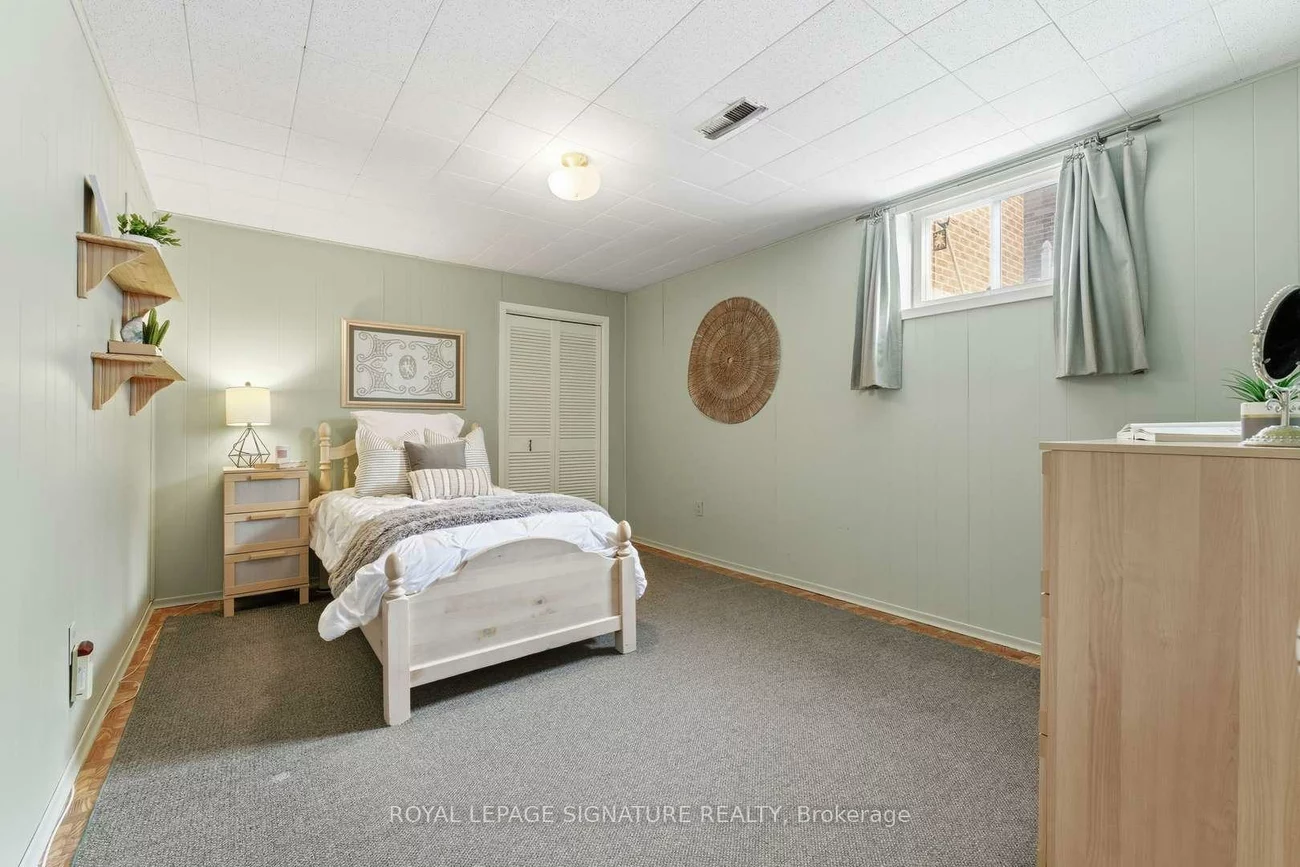 153, Lynnbrook, Woburn, Toronto