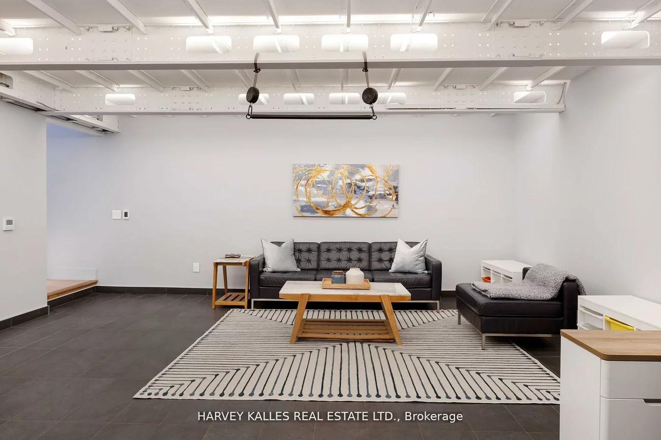 60, Hiltz, South Riverdale, Toronto