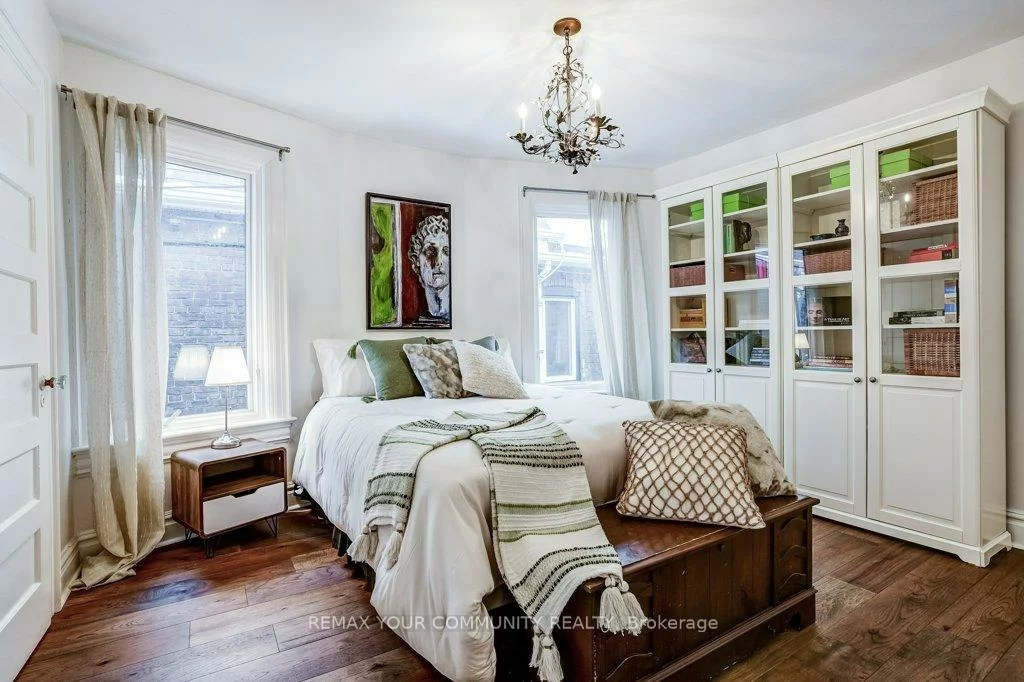 11 1/2, Sparkhall, North Riverdale, Toronto