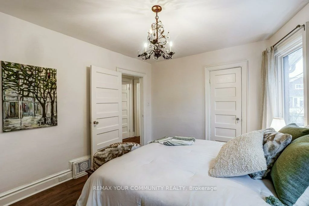 11 1/2, Sparkhall, North Riverdale, Toronto