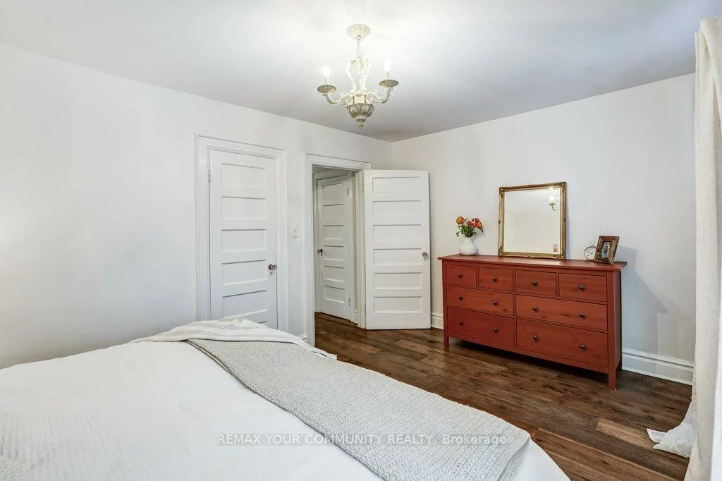 11 1/2, Sparkhall, North Riverdale, Toronto