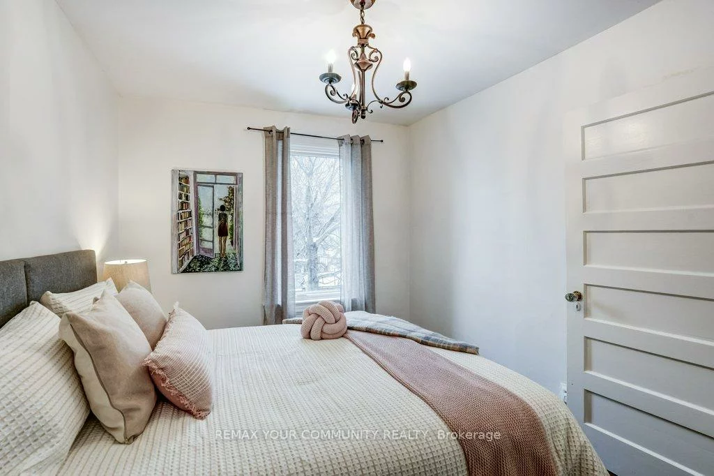 11 1/2, Sparkhall, North Riverdale, Toronto