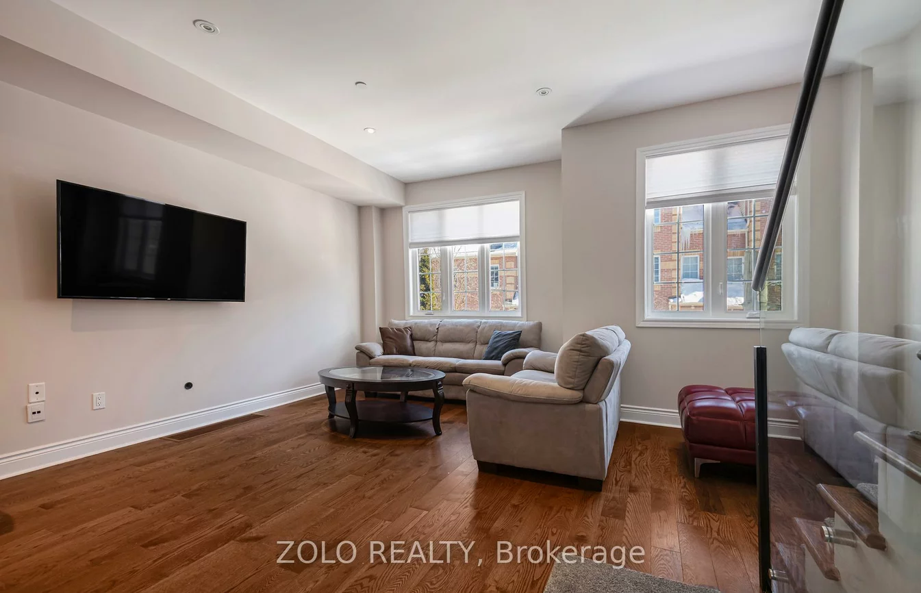 1166, CRAVEN, Greenwood-Coxwell, Toronto