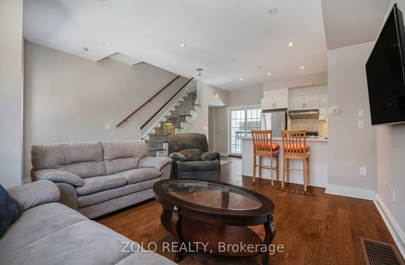 1166, CRAVEN, Greenwood-Coxwell, Toronto