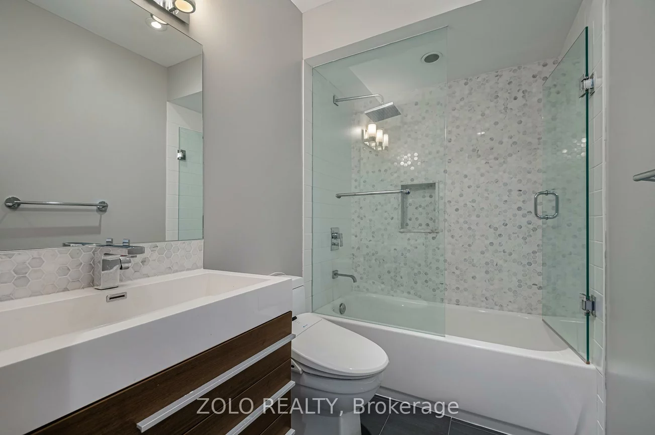 1166, CRAVEN, Greenwood-Coxwell, Toronto