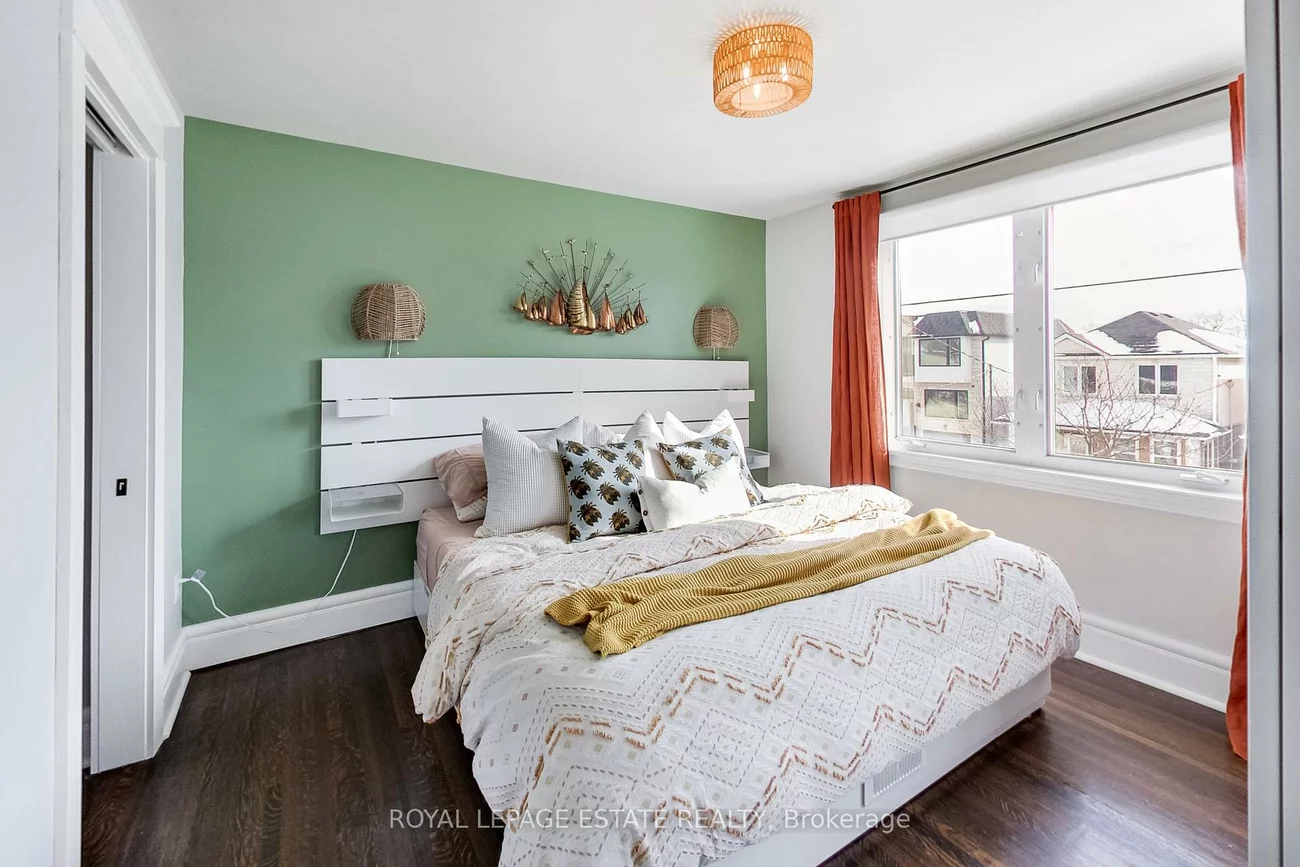 204, Queensdale, Danforth Village-East York, Toronto