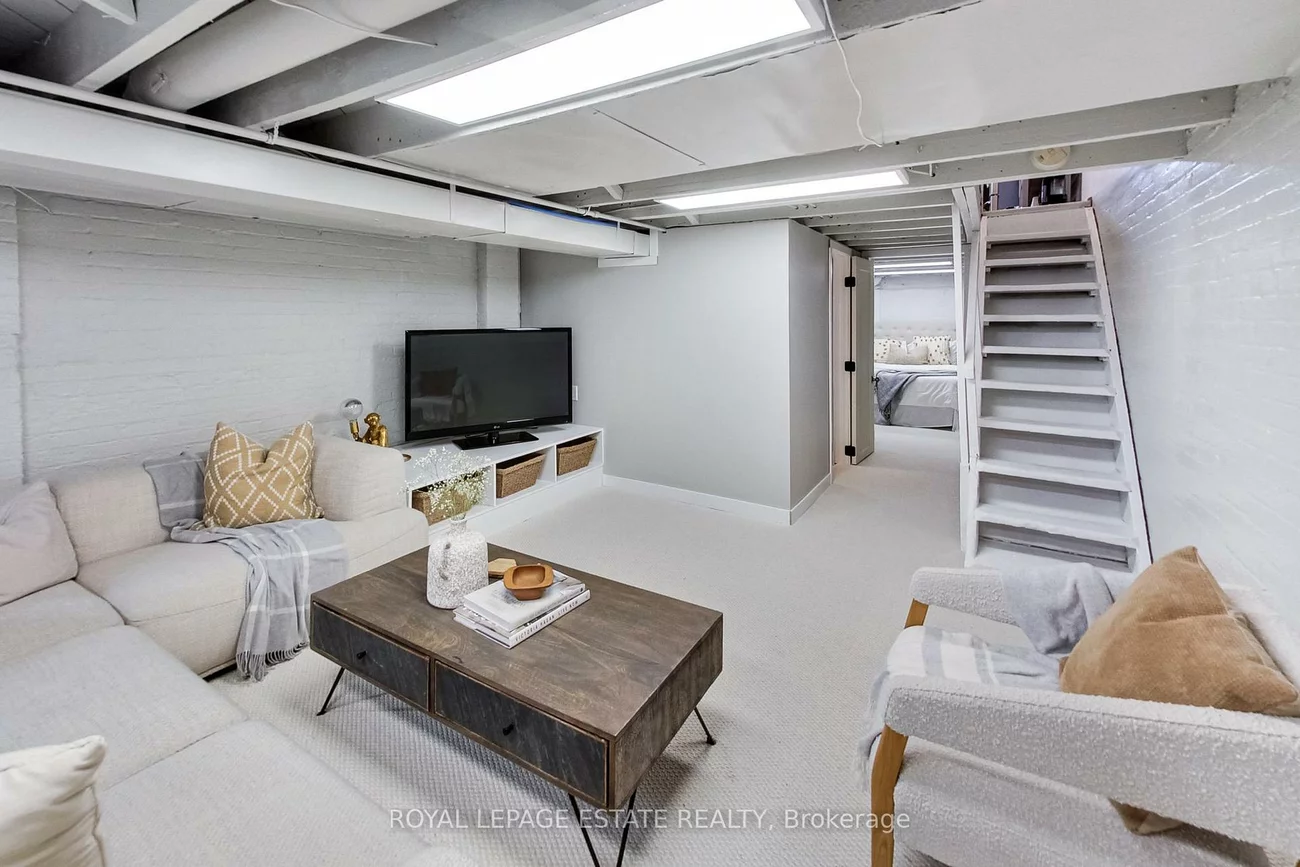 204, Queensdale, Danforth Village-East York, Toronto