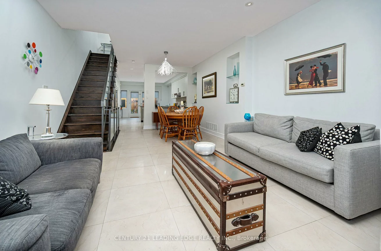 82, WOODBINE, The Beaches, Toronto