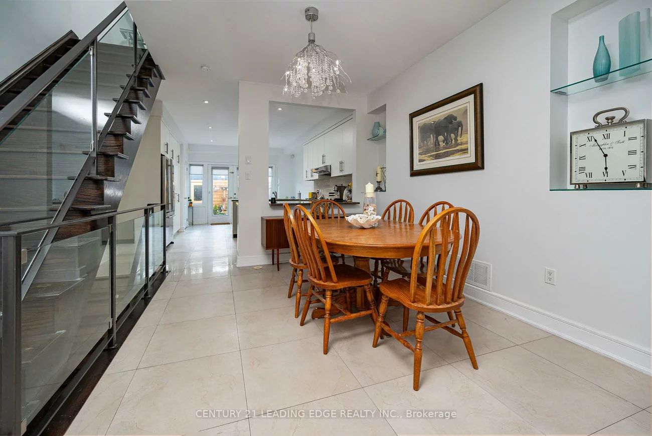 82, WOODBINE, The Beaches, Toronto