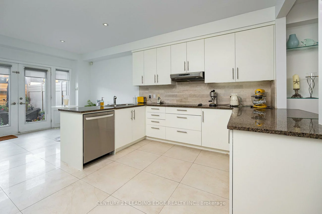 82, WOODBINE, The Beaches, Toronto