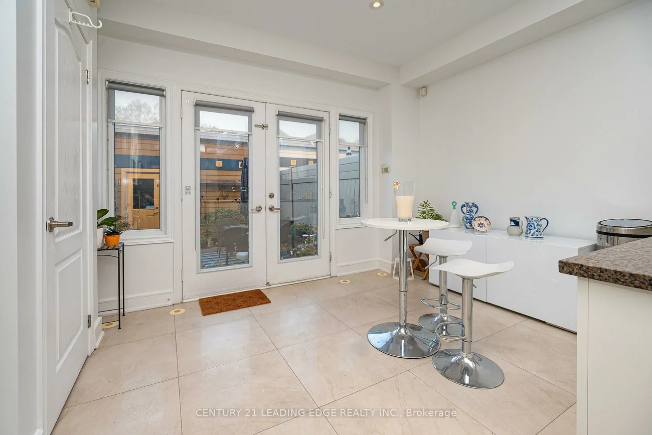 82, WOODBINE, The Beaches, Toronto