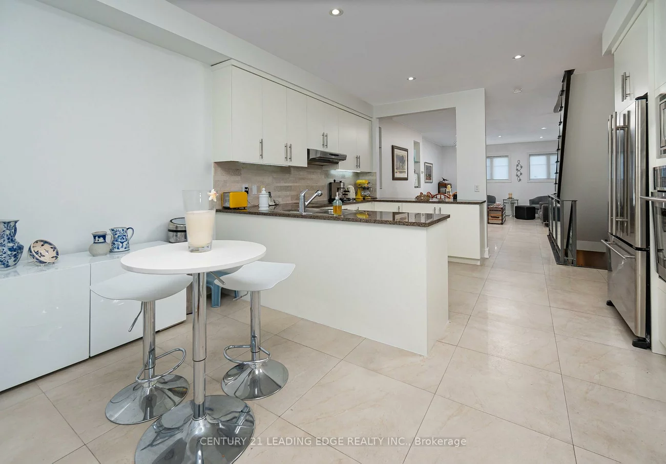 82, WOODBINE, The Beaches, Toronto