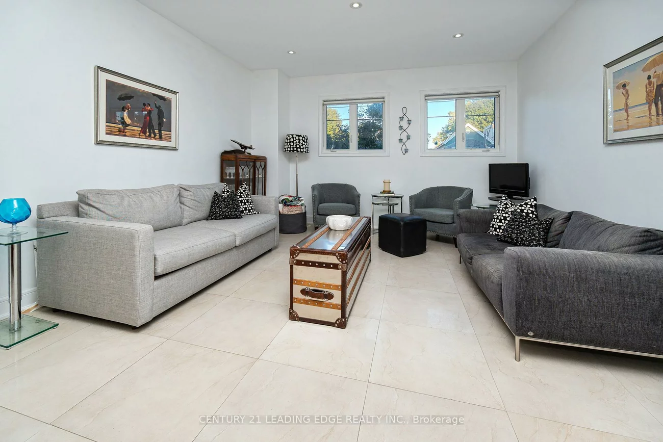 82, WOODBINE, The Beaches, Toronto