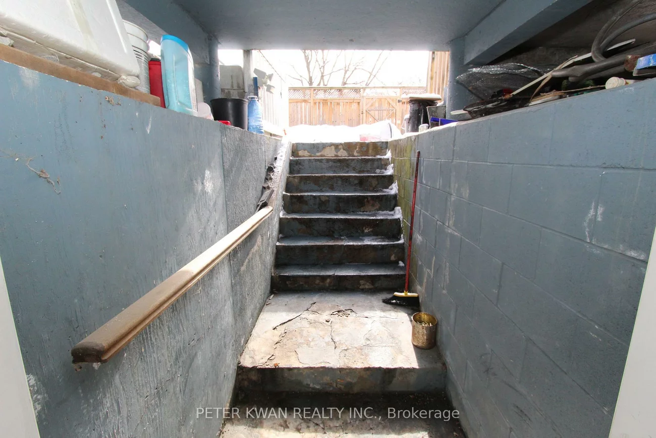 1543, Dundas, South Riverdale, Toronto