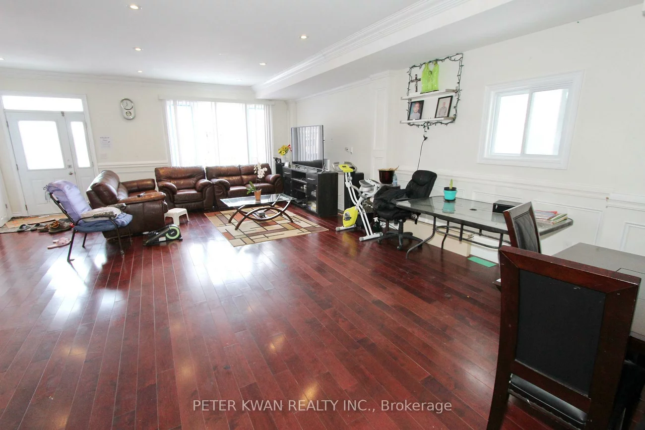 1543, Dundas, South Riverdale, Toronto