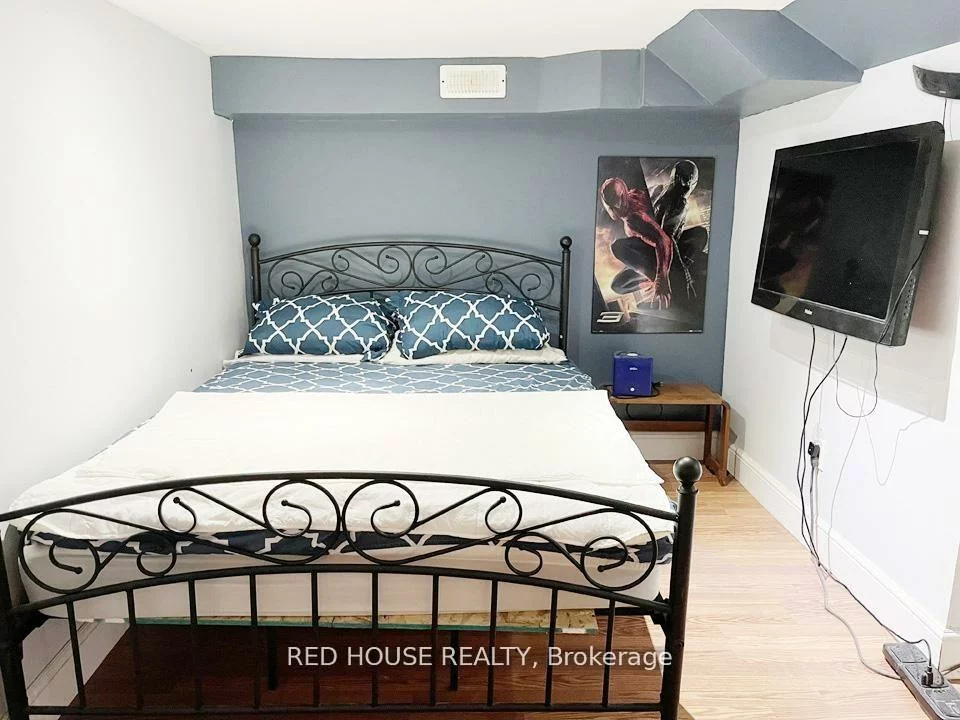 40, North Woodrow, Clairlea-Birchmount, Toronto