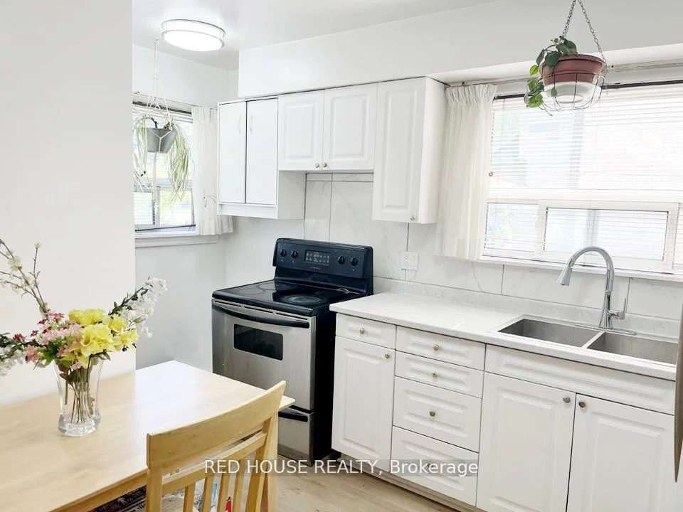 40, North Woodrow, Clairlea-Birchmount, Toronto