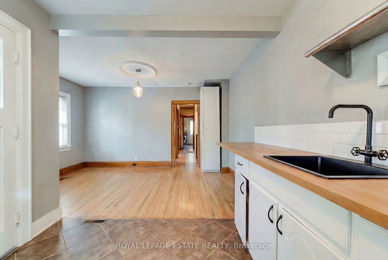 65, Queensbury, Birchcliffe-Cliffside, Toronto