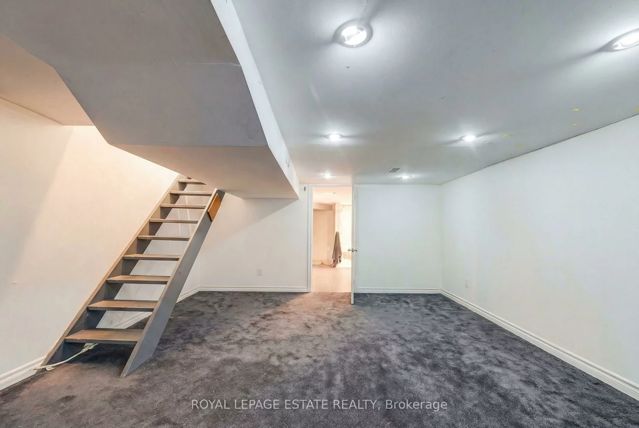 65, Queensbury, Birchcliffe-Cliffside, Toronto