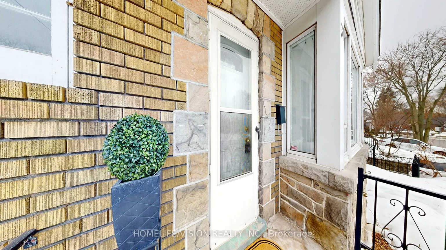 37, Davies, East York, Toronto