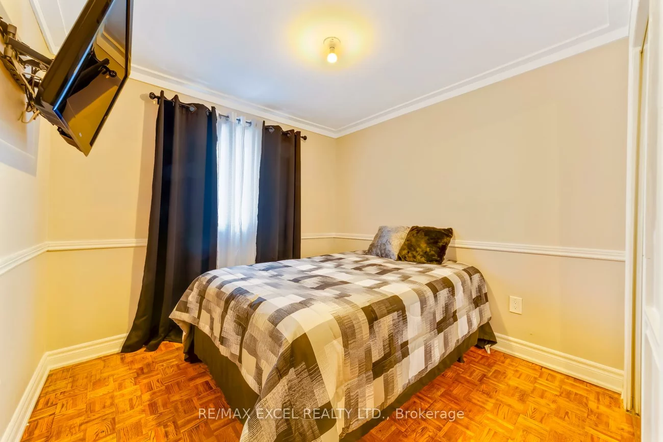 57, Lowry, Malvern, Toronto