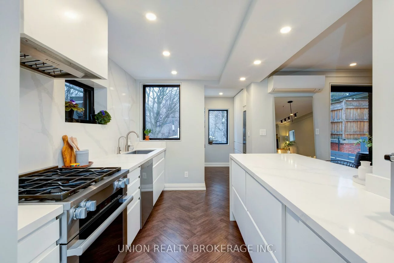 10, Hollywood, Woodbine Corridor, Toronto