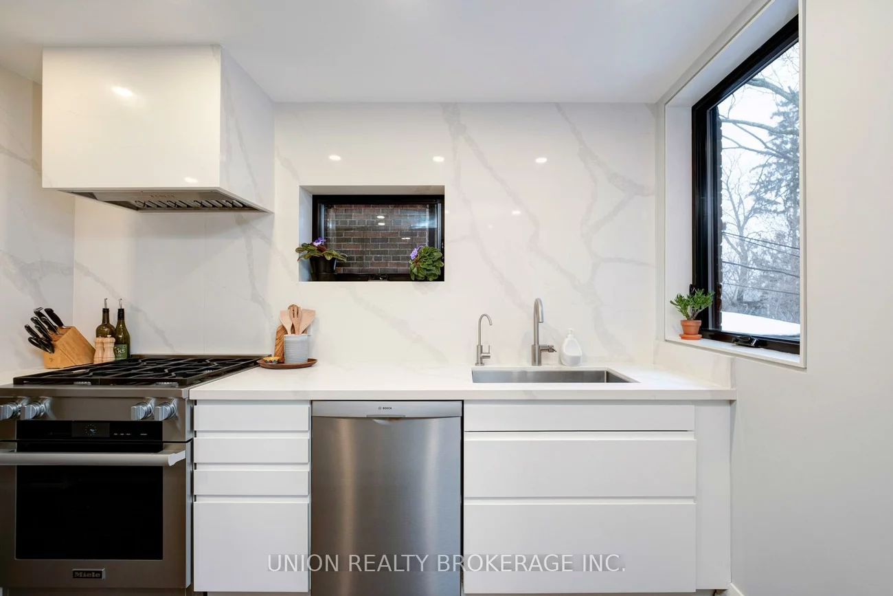 10, Hollywood, Woodbine Corridor, Toronto