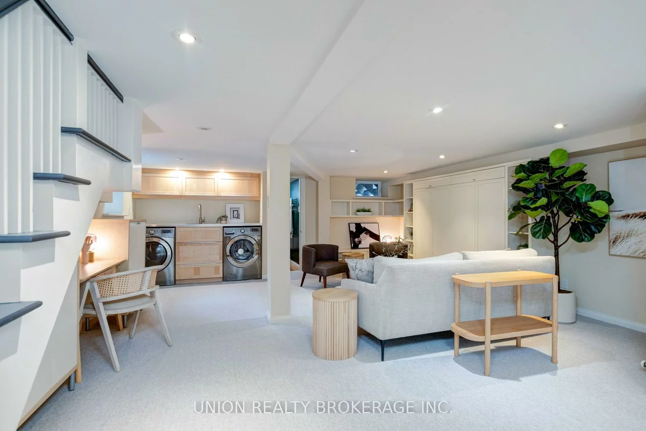 10, Hollywood, Woodbine Corridor, Toronto