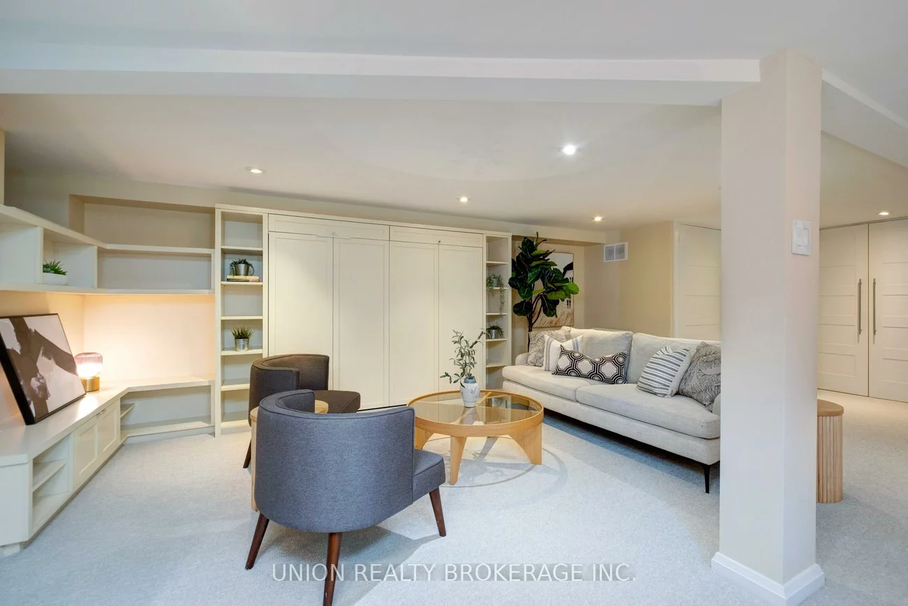 10, Hollywood, Woodbine Corridor, Toronto