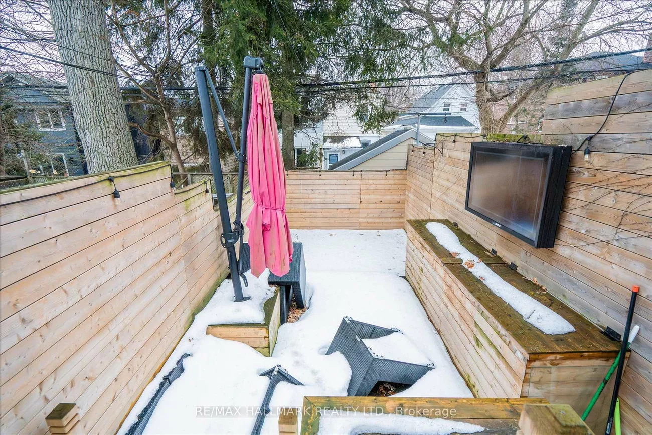 282, Lee, The Beaches, Toronto