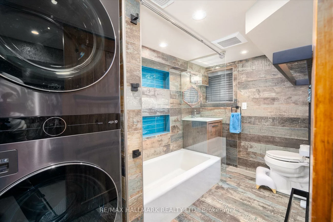 282, Lee, The Beaches, Toronto