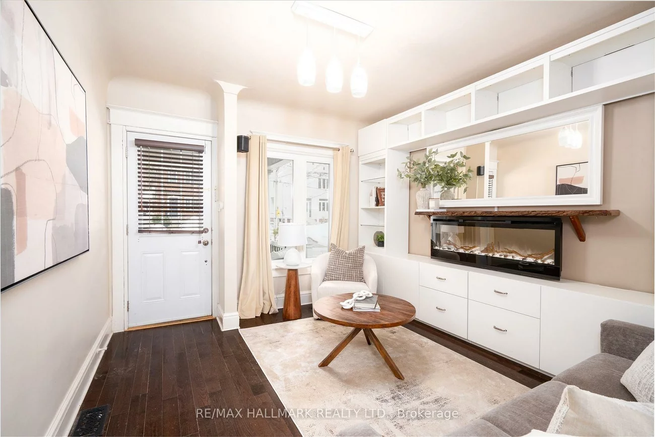 282, Lee, The Beaches, Toronto