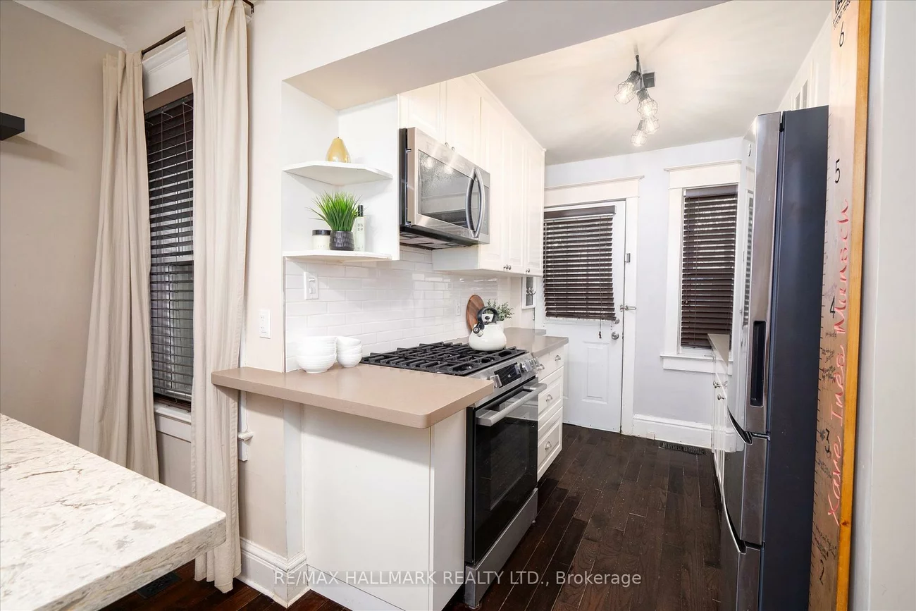 282, Lee, The Beaches, Toronto