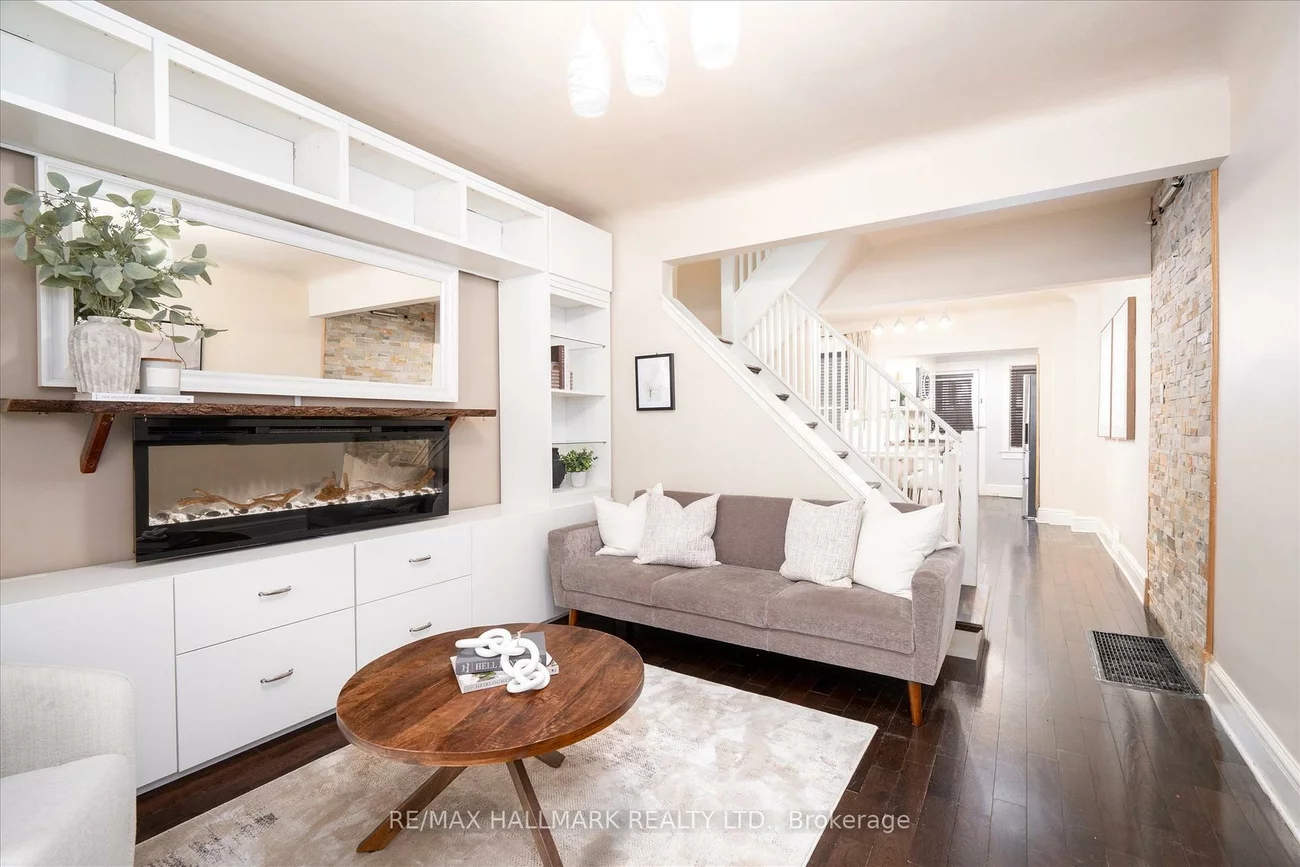 282, Lee, The Beaches, Toronto