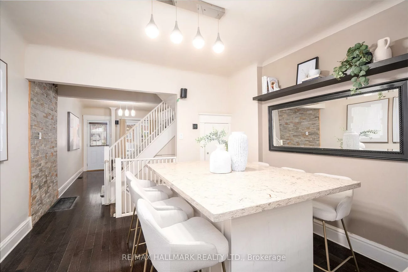 282, Lee, The Beaches, Toronto