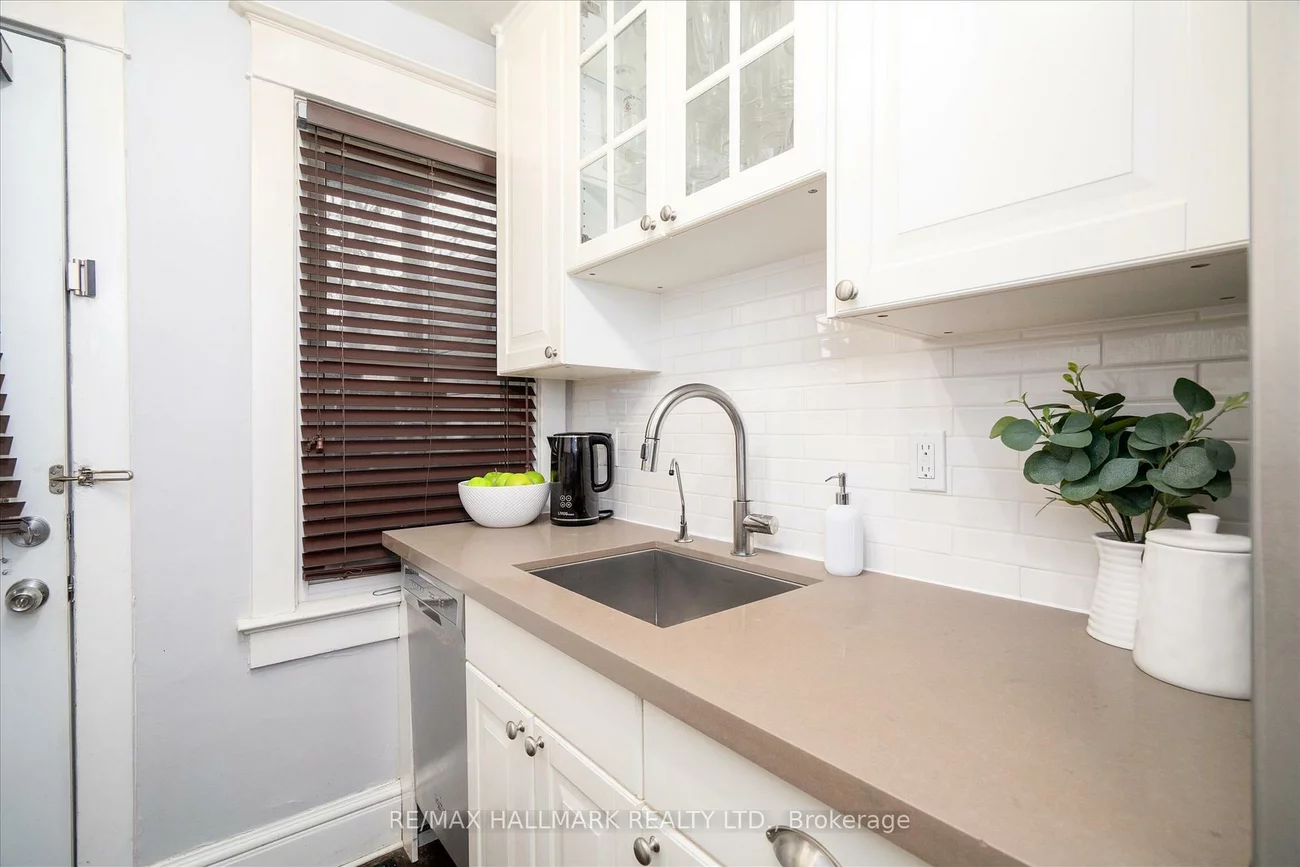 282, Lee, The Beaches, Toronto