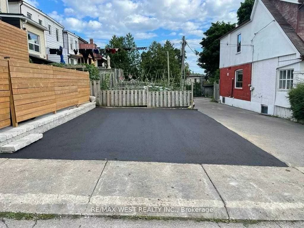 902, Woodbine, Woodbine Corridor, Toronto