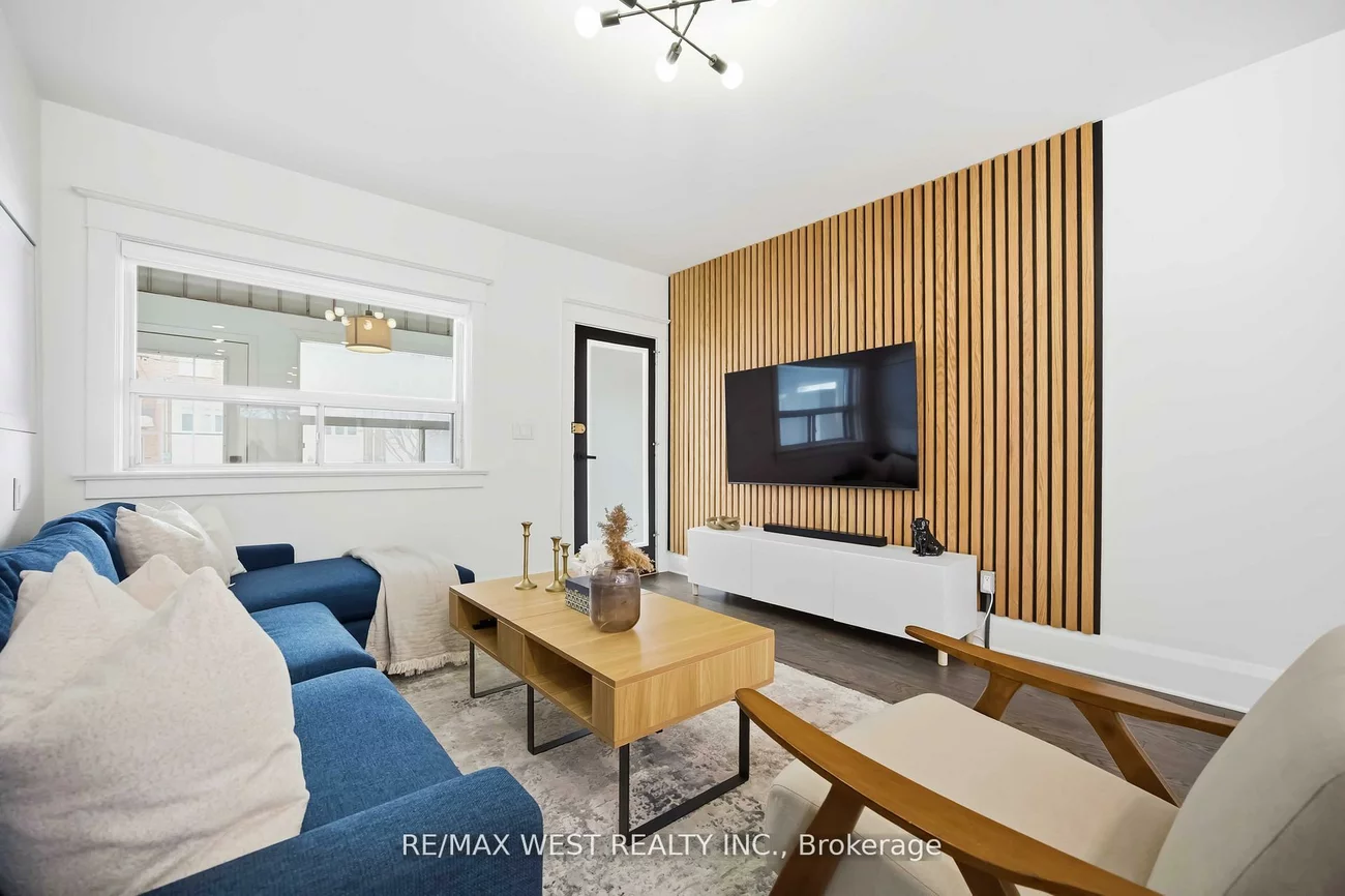 902, Woodbine, Woodbine Corridor, Toronto