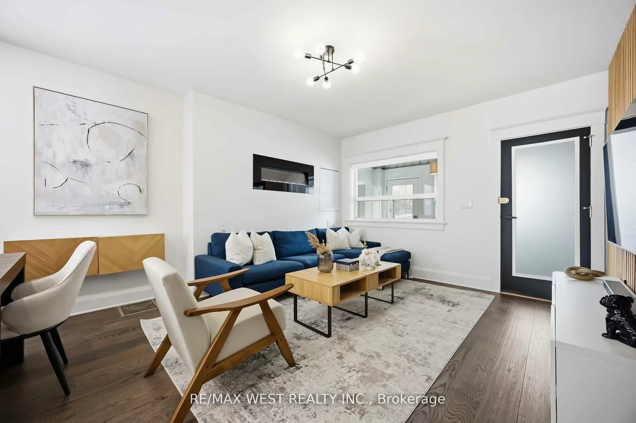 902, Woodbine, Woodbine Corridor, Toronto