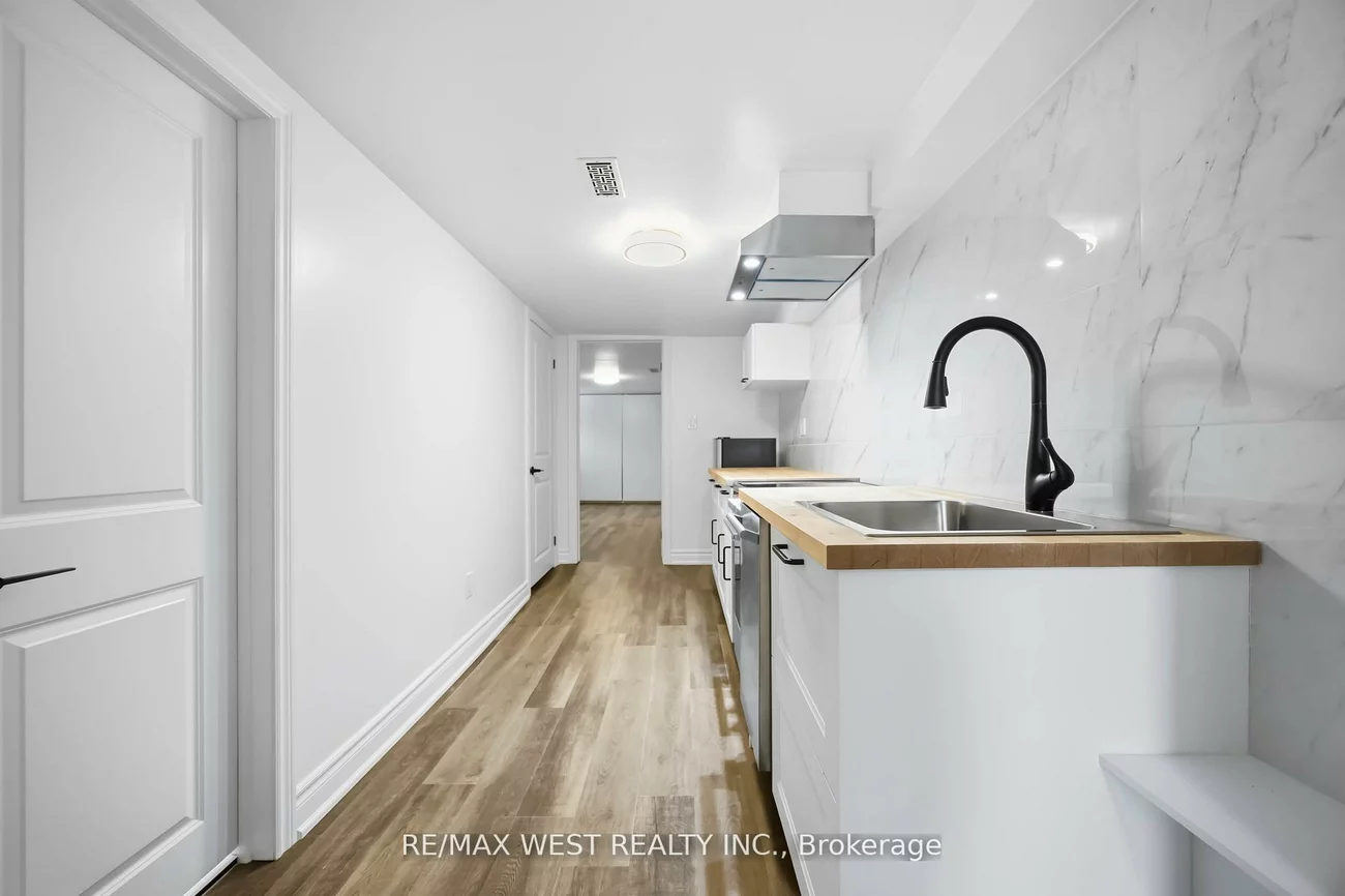 902, Woodbine, Woodbine Corridor, Toronto