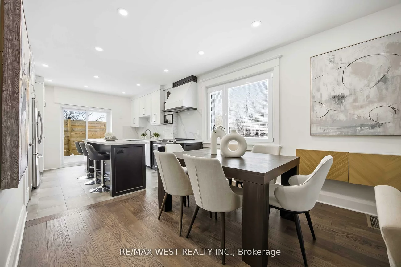 902, Woodbine, Woodbine Corridor, Toronto