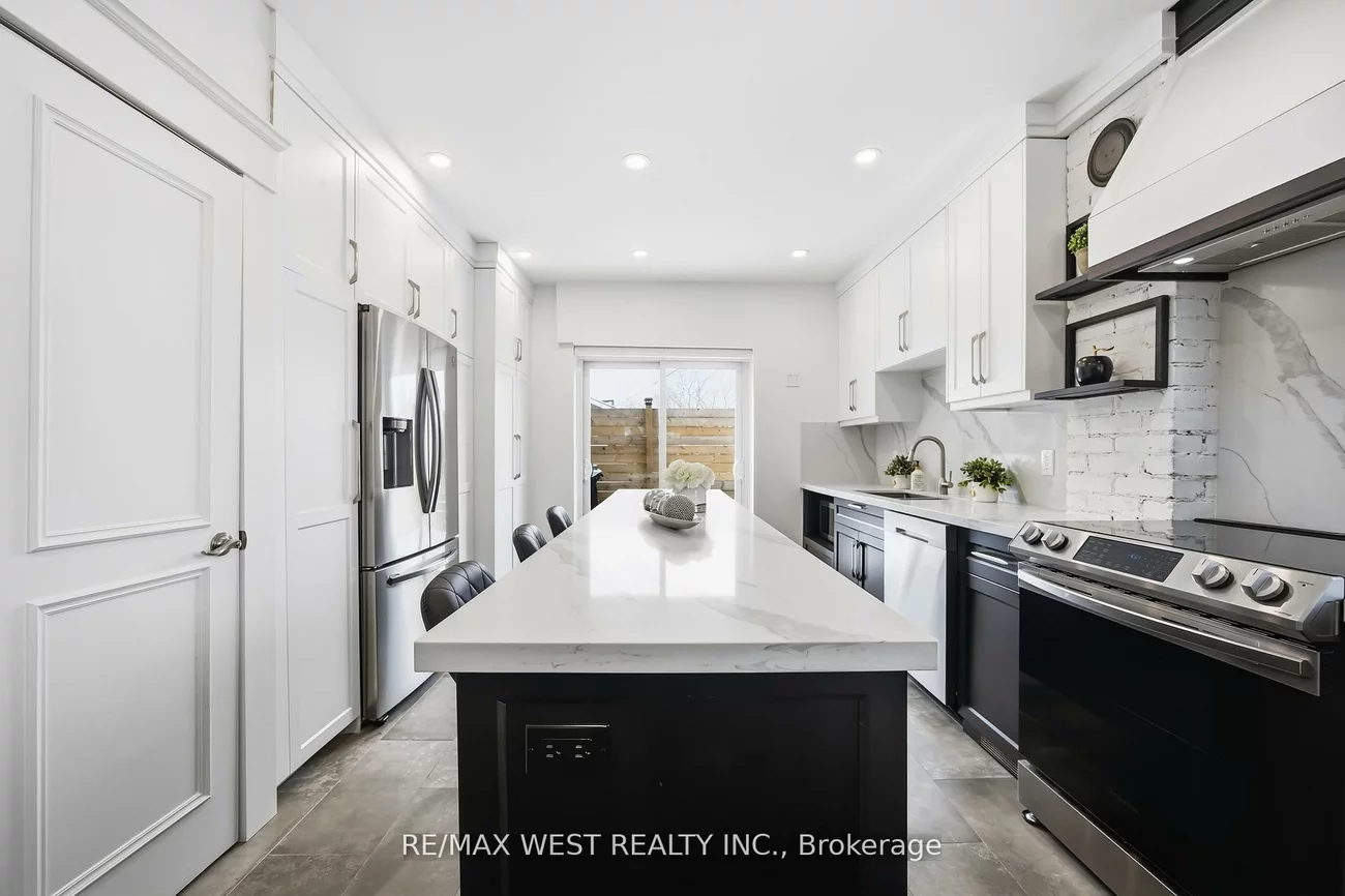 902, Woodbine, Woodbine Corridor, Toronto