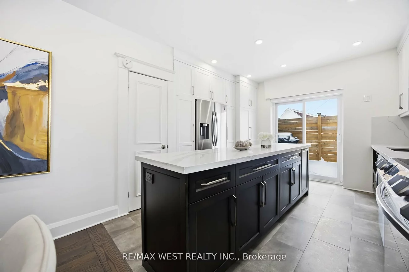 902, Woodbine, Woodbine Corridor, Toronto