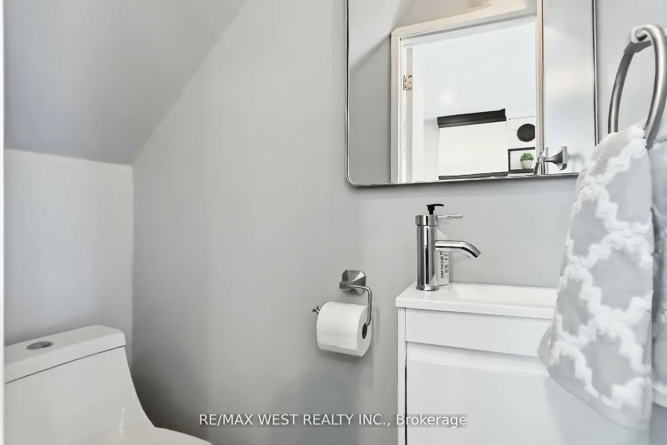 902, Woodbine, Woodbine Corridor, Toronto