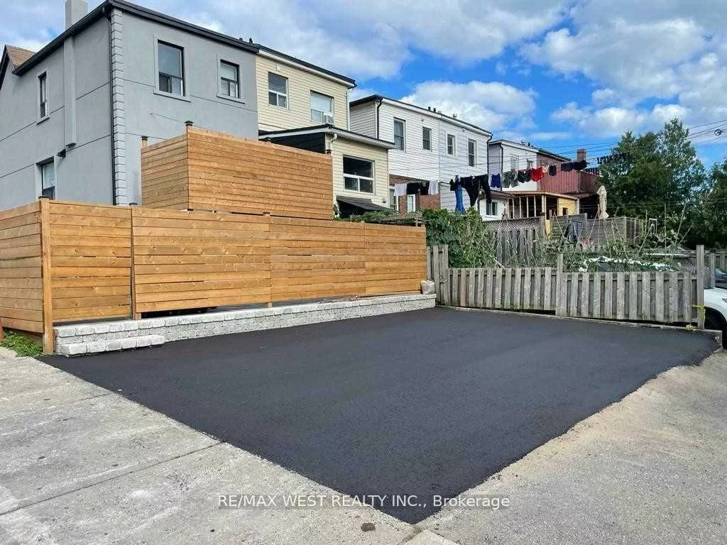 902, Woodbine, Woodbine Corridor, Toronto