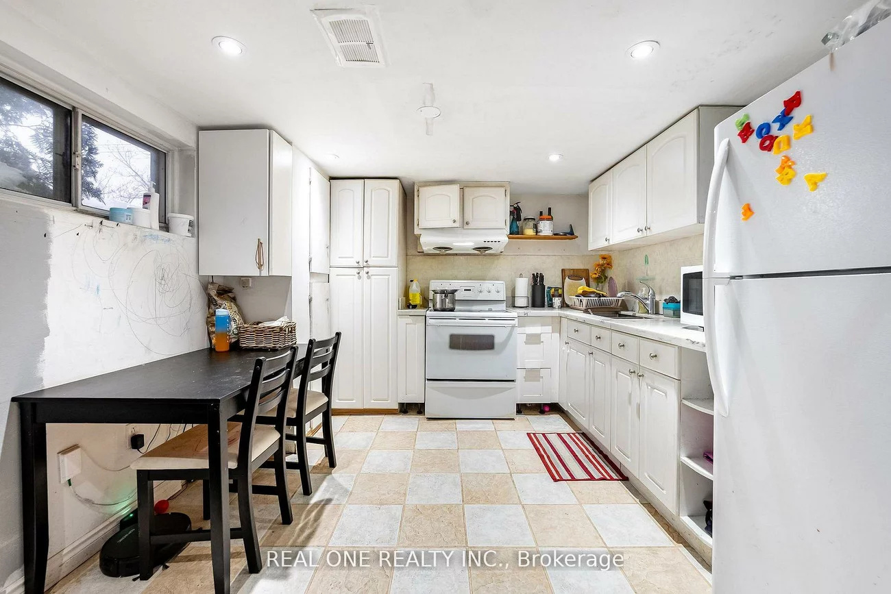 18, Courton, Wexford-Maryvale, Toronto