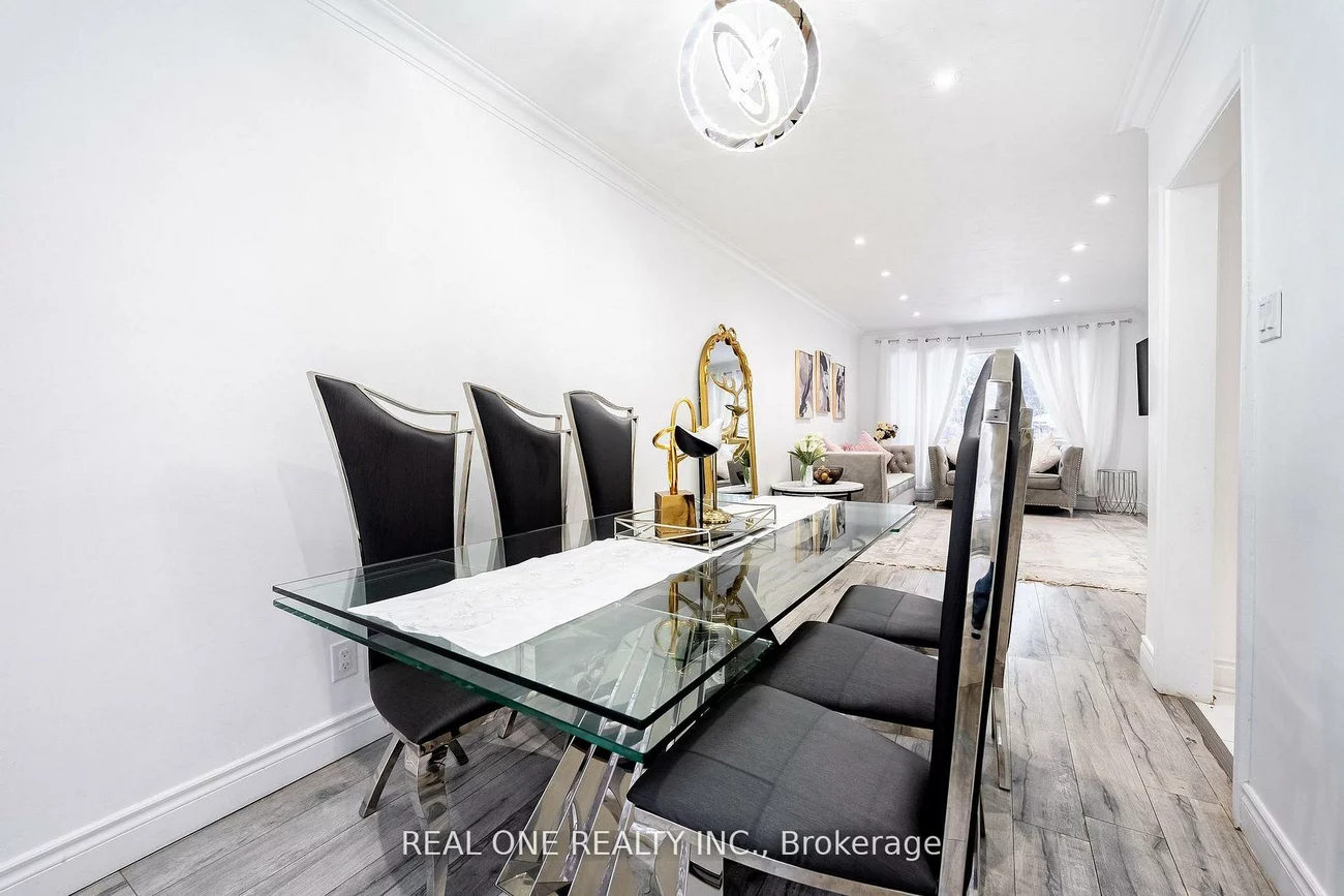 18, Courton, Wexford-Maryvale, Toronto