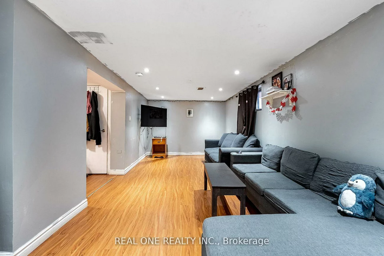 18, Courton, Wexford-Maryvale, Toronto